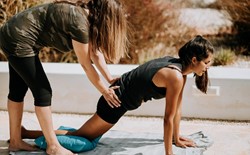 annie-spratt-yoga-instructor-and-student